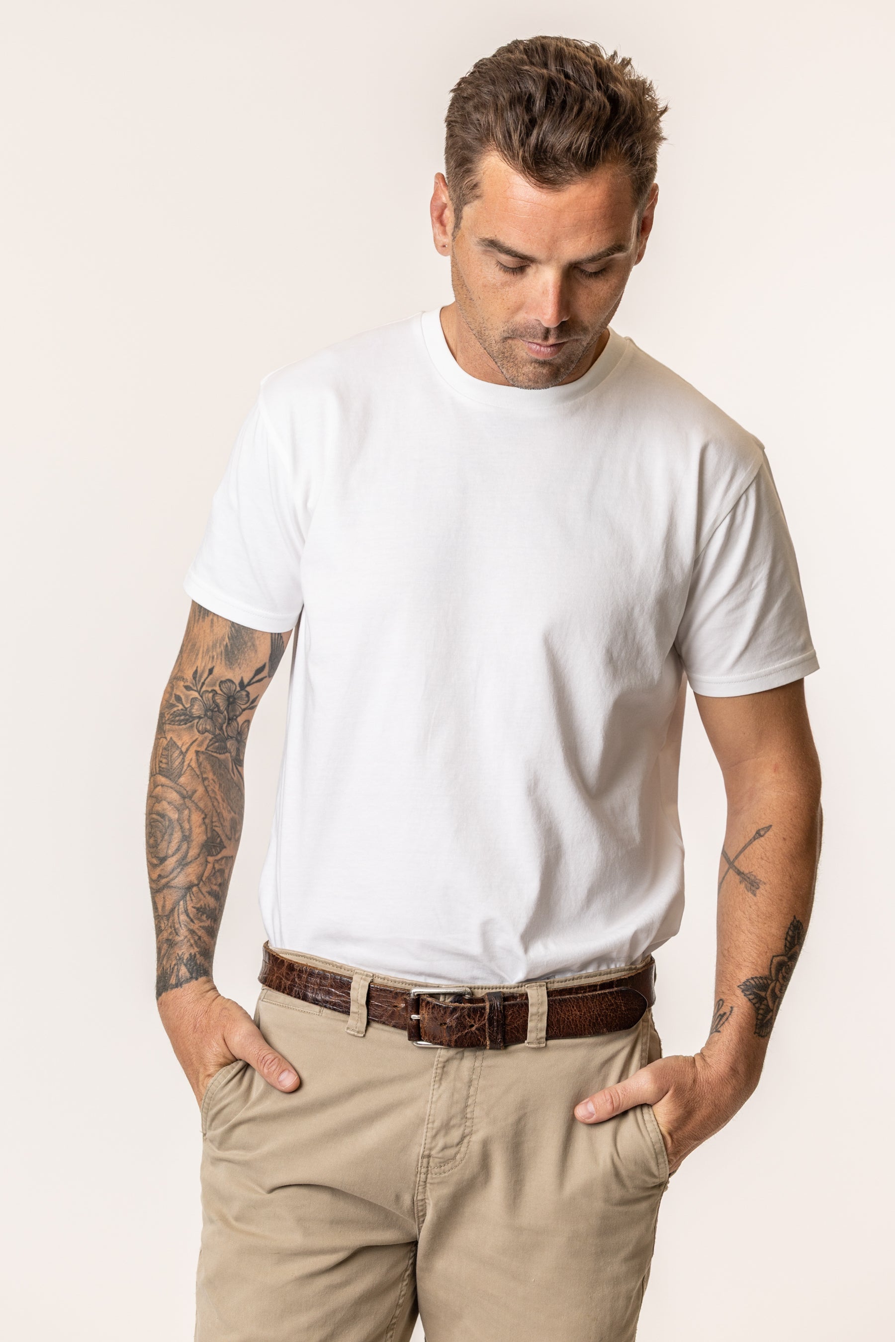 Man wearing a white t-shirt made of organic cotton