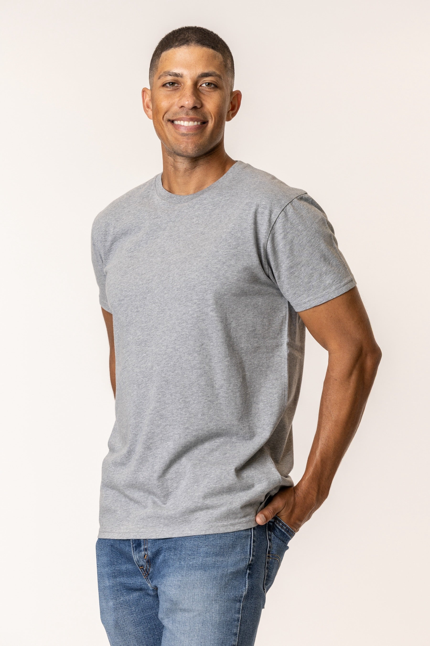 Man wearing a regenerative organic cotton plain tshirt in grey color