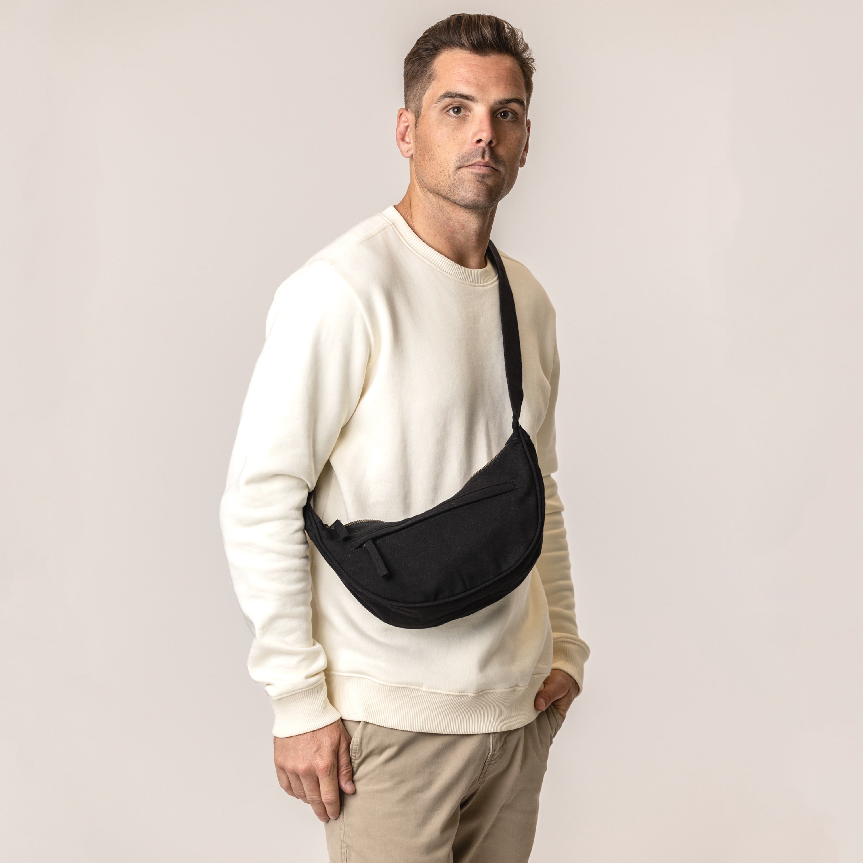 Man wearing a crossbody bag in black