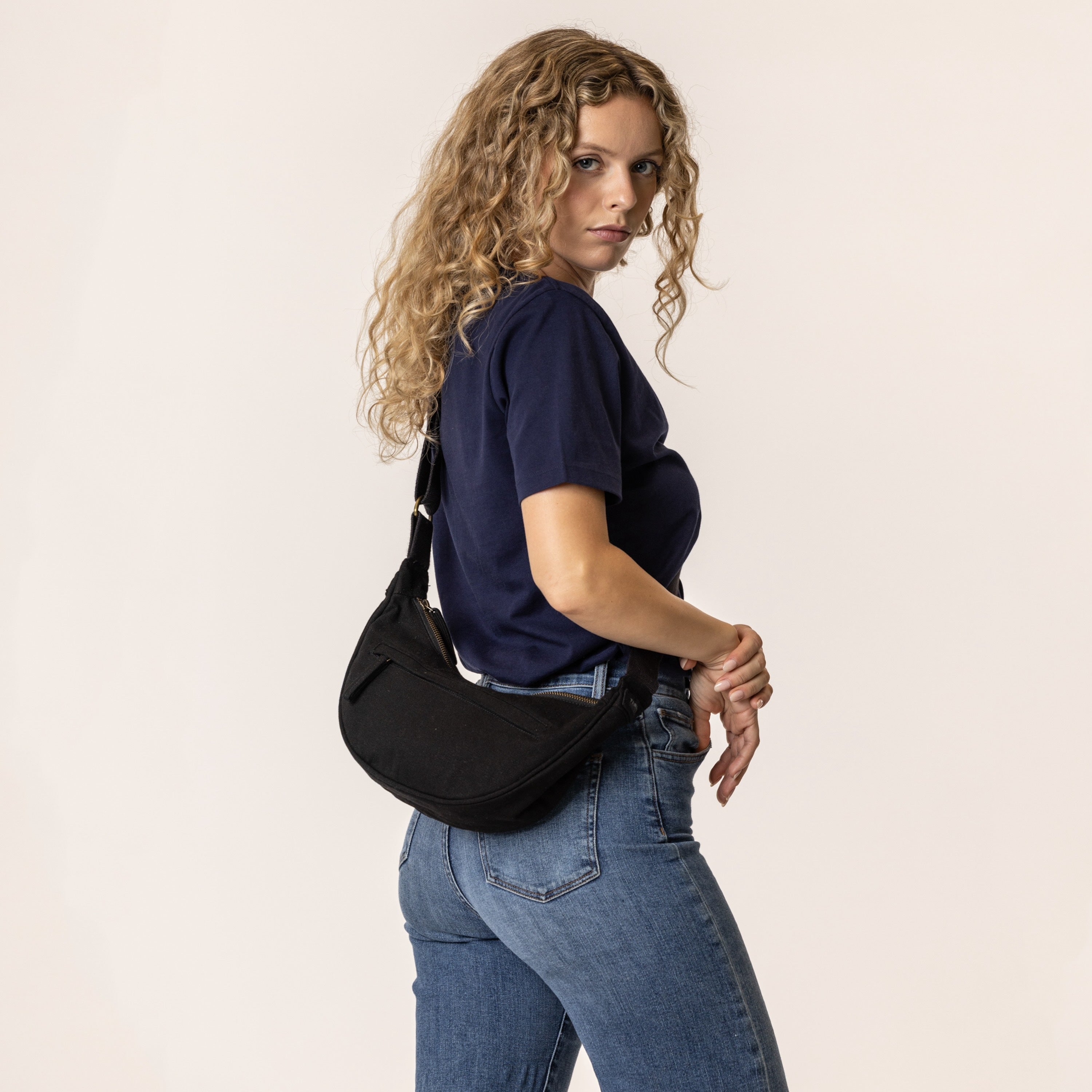 Woman wearing a black crossbody bag