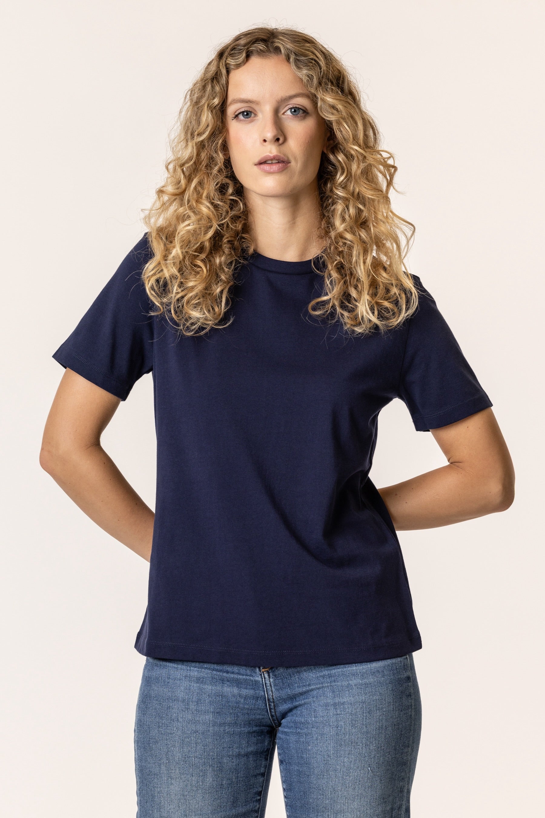 Woman wearing a navy blue t-shirt made of organic cotton