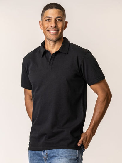 Man wearing a black color organic cotton polo shirt 