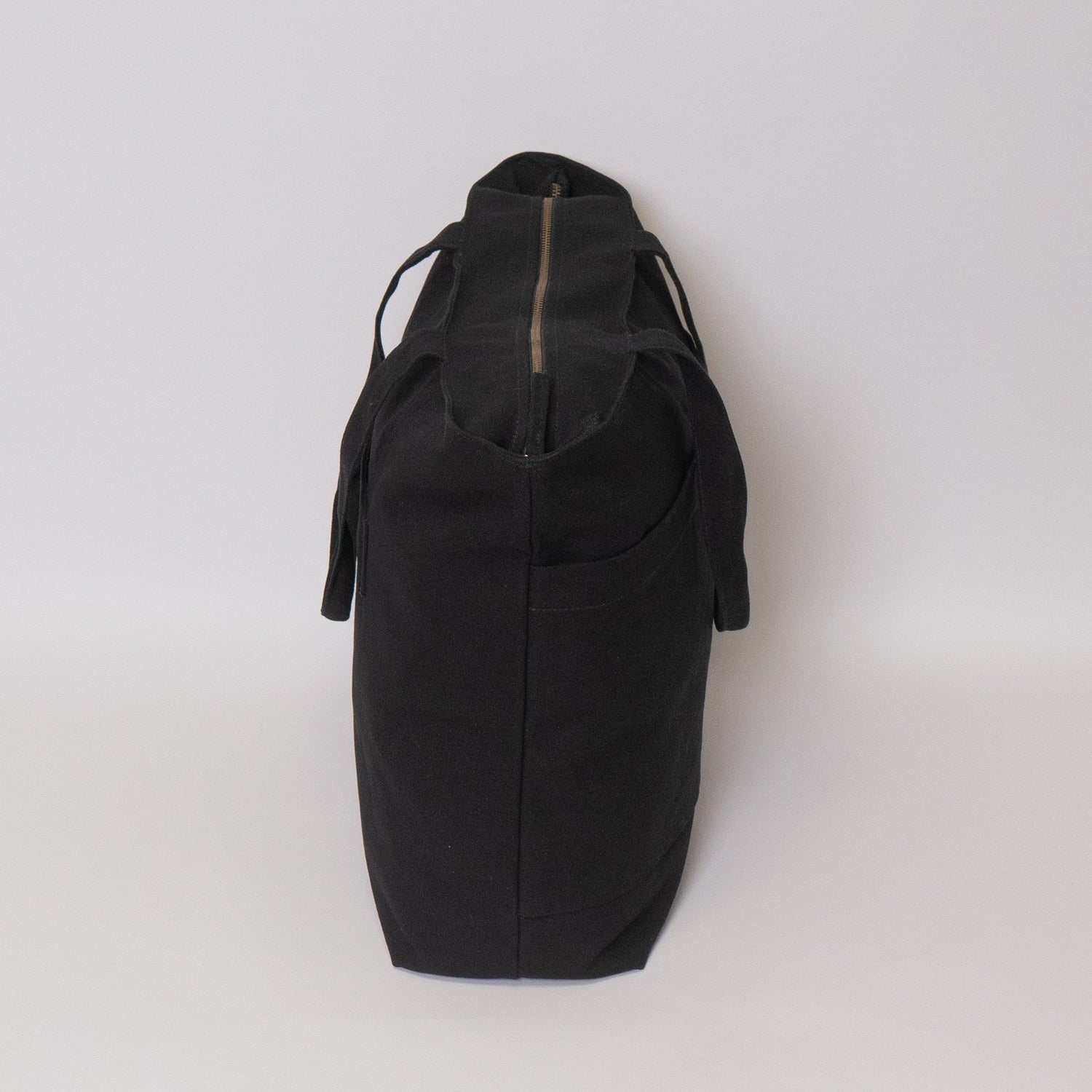 travel tote bag with zipper in black
