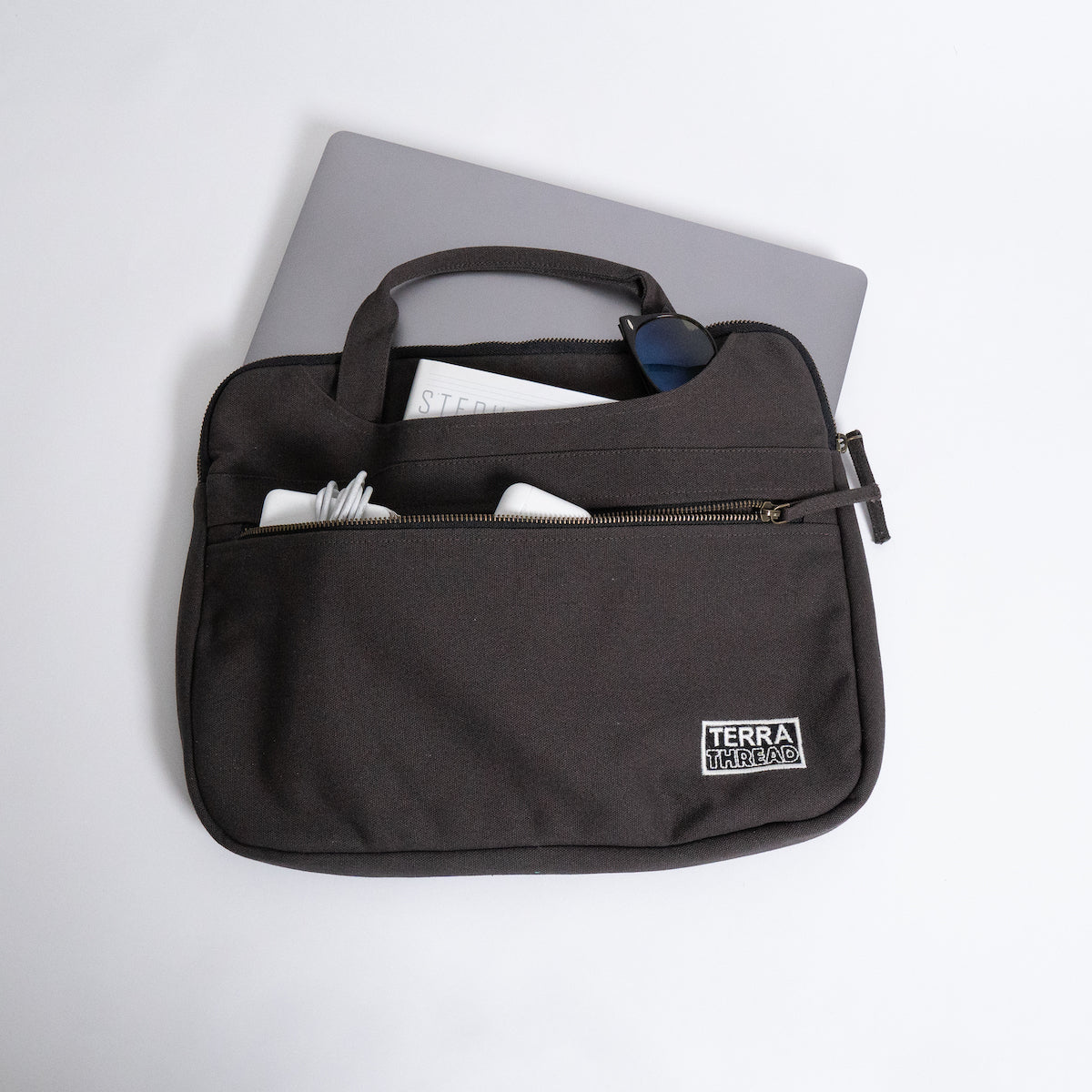 Laptop with handle pocket – Thread